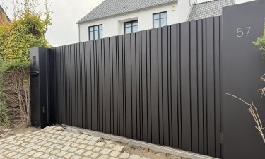 LED-Line schuifpoort met gevelbekleding — Borgloon